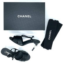 Load image into Gallery viewer, CHANEL pumps with pearls
